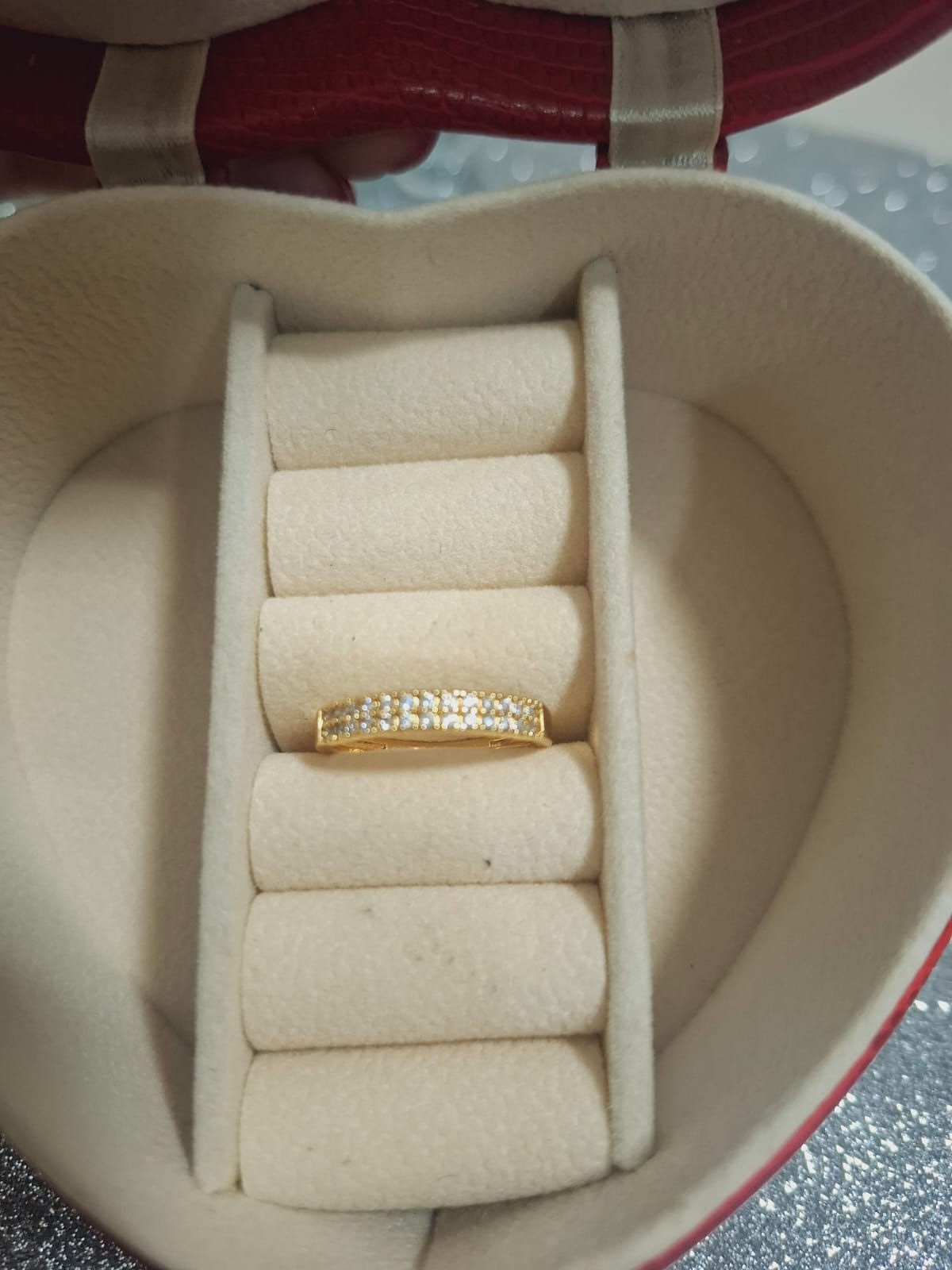 Anel com pedrinhas de zircônia