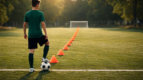 Έφηβος Ποδοσφαιριστής σταματά με κώνους και μπάλα Στασιμότητα Στο Αναπτυξιακό Ποδόσφαιρο