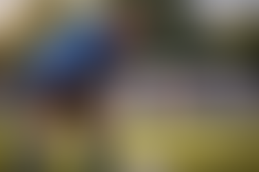 Έφηβος ποδοσφαιριστής σε φάση αγώνα, με μπλε φανέλα και μαύρο σορτ, σκυφτός και με τα χέρια στα γόνατα. Η έντονη κόπωση είναι εμφανής και η στάση σώματος δείχνει πώς η κούραση επηρεάζει την τεχνική και τον έλεγχο του σώματος.