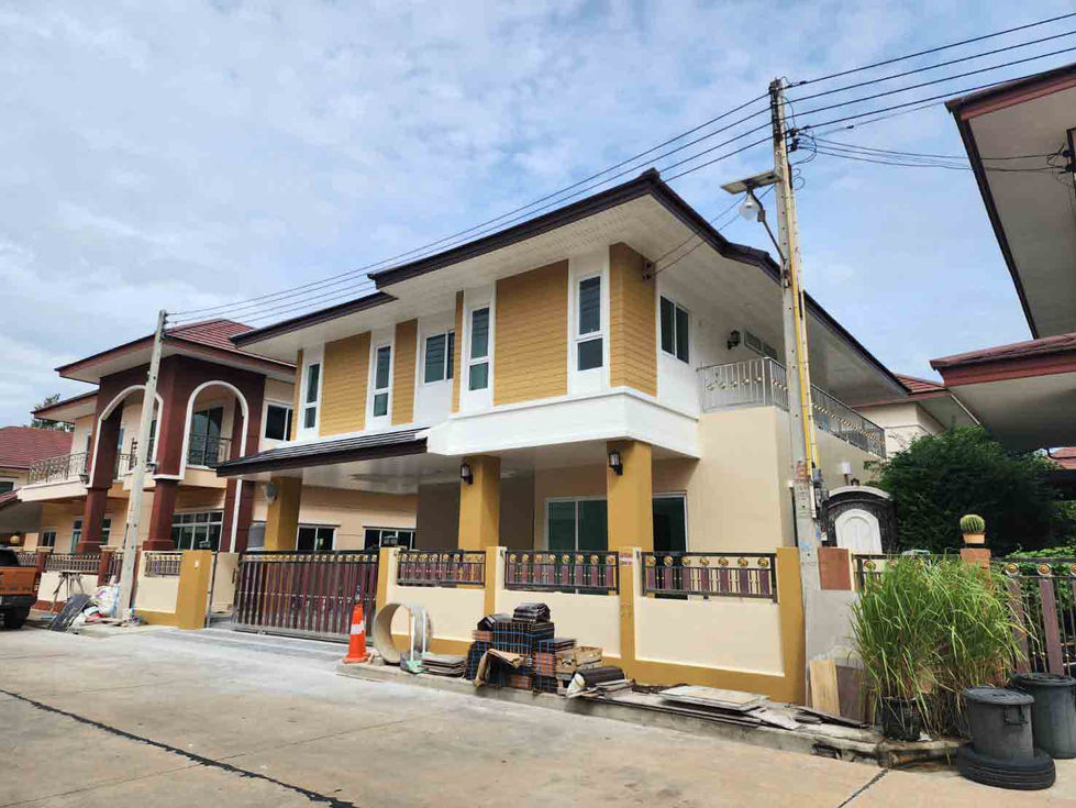 บ้านสไตล์ทรอปิคอล 2 ชั้น สร้างในโครงการหมู่บ้านจัดสรร ออกแบบให้เข้ากับสภาพอากาศเมืองไทย เน้นความร่มรื่น โปร่งสบาย โดยชัยเสรี บิลเดอร์