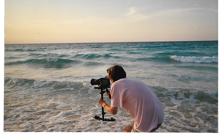 Cameraman sur le bord de la plage