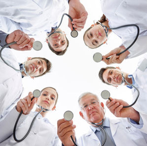 Médicos posam para foto com estetoscópio na mão