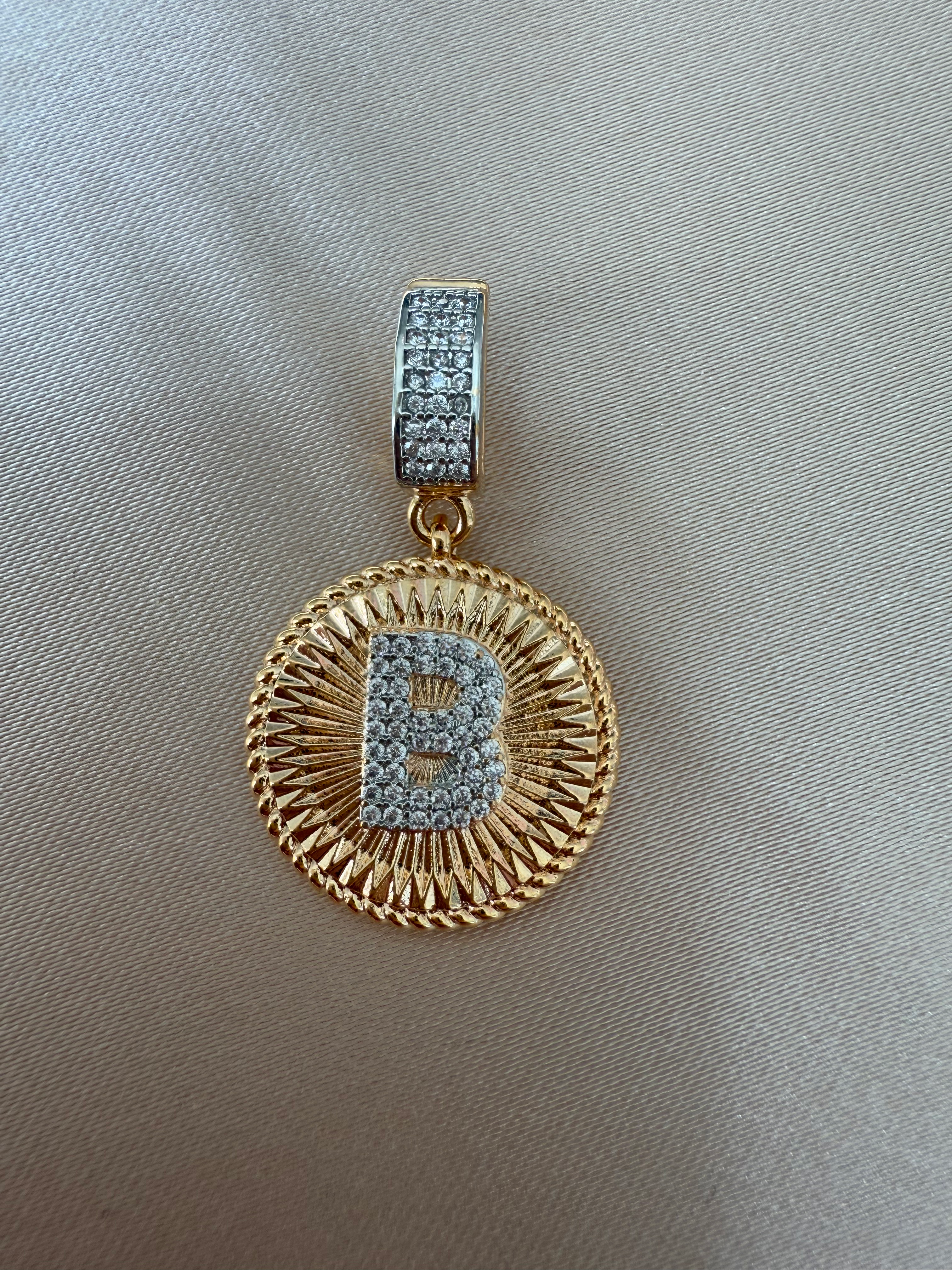 Vip B Harf Kolye Ucu