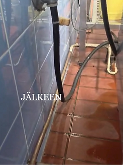 Keittiön lattia puhdistettuna syväpuhdistuksen jälkeen