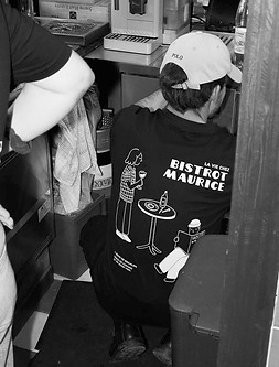 Photo des l'equipe Bistrot Maurice avec les t-shirts de la boutique