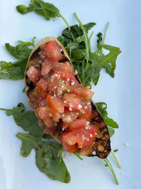 Plat de bruschettas sur la terrasse de la brasserie des étangs de pede