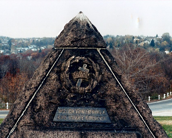 Charles Taze Russell pyramid tombstone.png