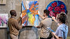 livreur installant avec soin un tableau à un mur