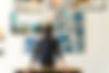 homme regardant plusieurs tableaux