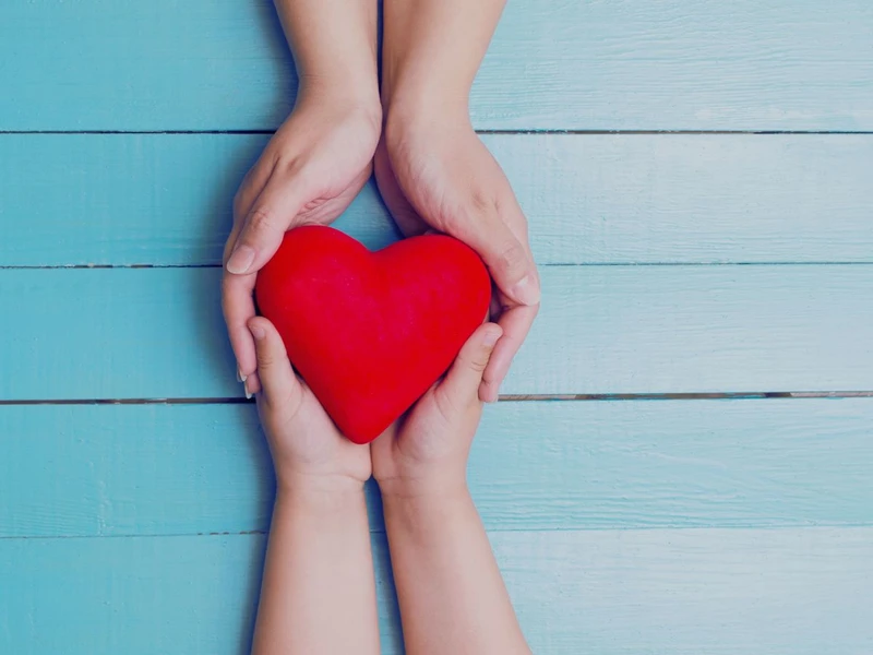 Cœur partagé avec les mains