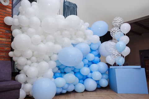 Blue-photo-zone-with-balloons-on-birthday-party-1429671472_3543x2358.jpeg