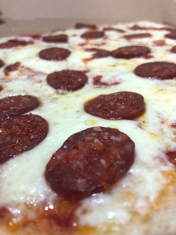 Pizza pepperoni, fromage fondu