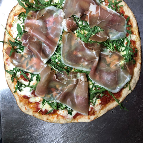 Pizza jambon cru, roquette: délice!