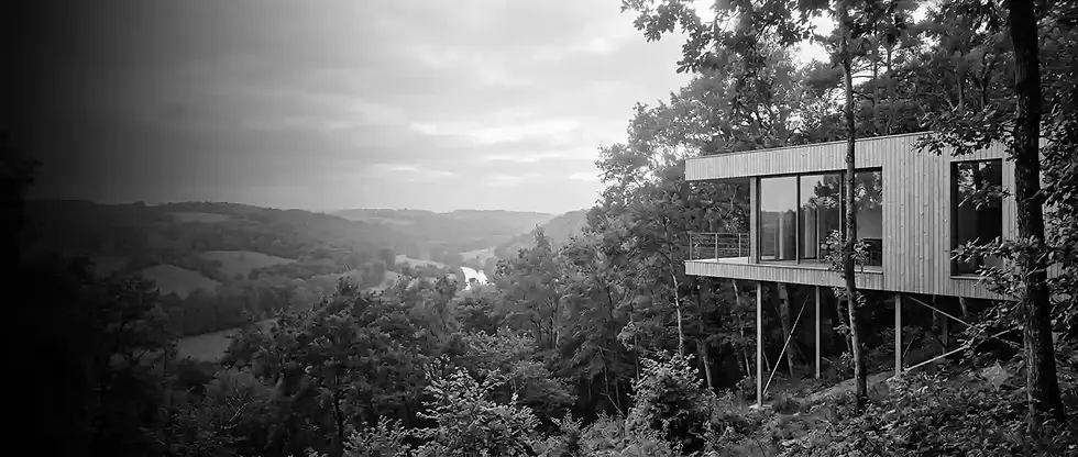 Extension en bois sur pilotis au cœur de la forêt, vue dégagée sur la vallée de Chevreuse