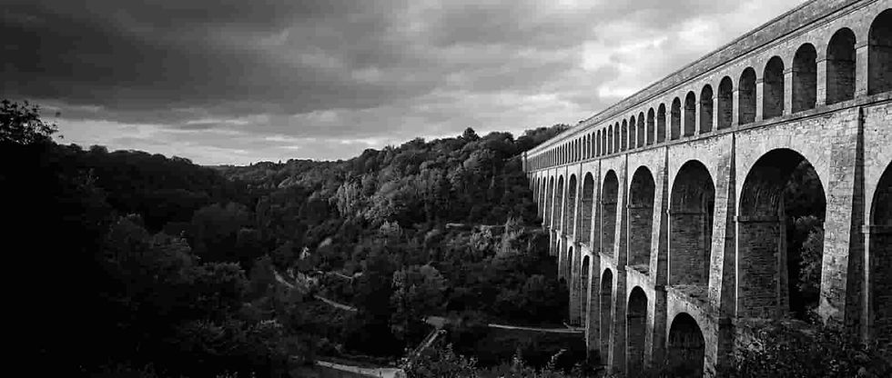 Aqueduc Médicis d'Arcueil, arcades en pierre superposées sur deux niveaux au-dessus de la vallée boisée