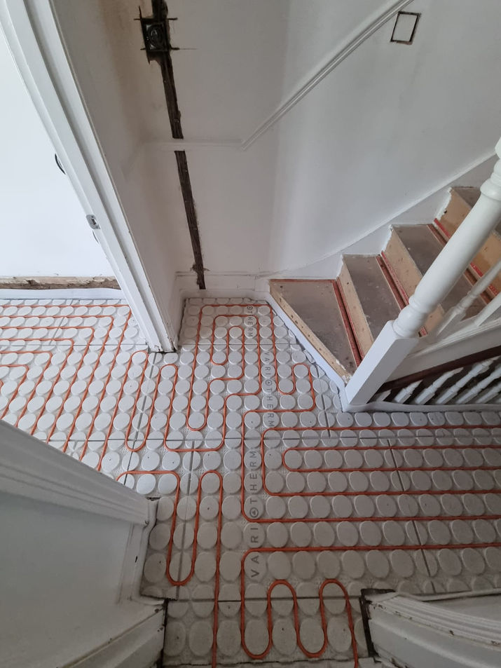 Panelled high-performance underfloor heating installation