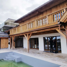 Großzügiges Einfamilienhaus in Gmunden mit geräumigen Balkon- und Terassenflächen in traditioneller Holzbauweise, Dachstuhl und Fassade aus Lärchenholz