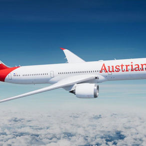 Eine Boeing 787 Dreamliner von Austrian Airlines im Flug. Das Bild steht sinnbildlich für die wirtschaftlichen Herausforderungen der Fluggesellschaft, die trotz hoher Verluste ihren Winterflugplan anpasst und mehrere Flugverbindungen streicht.