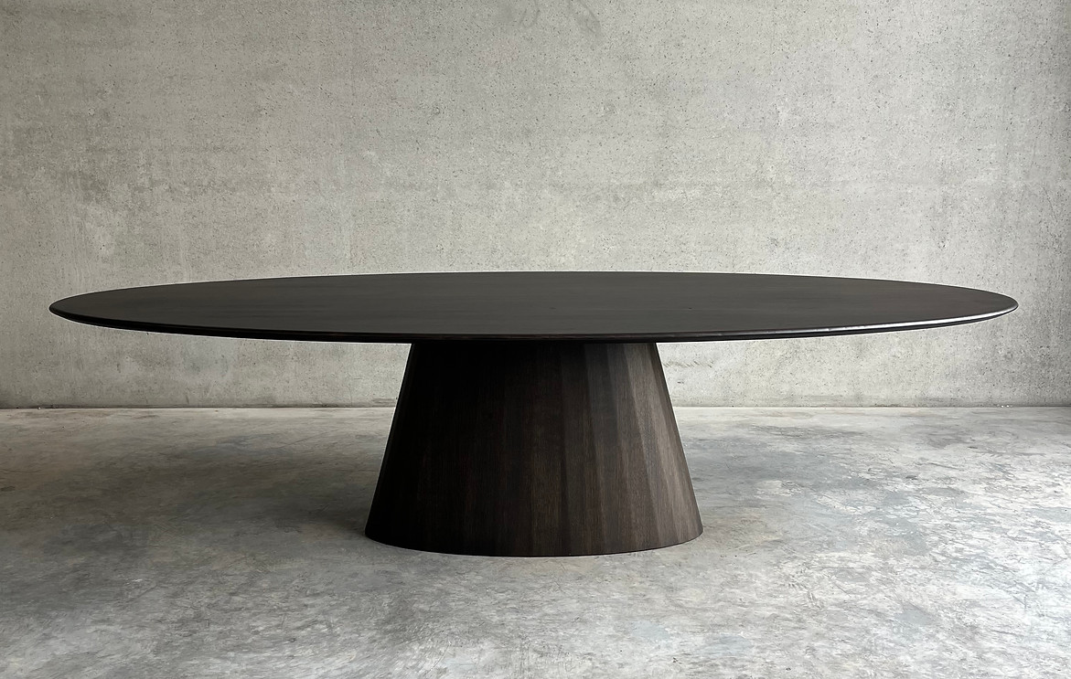 Ovale bruine tafel met conische voet