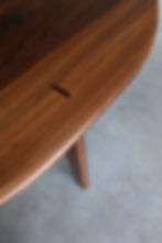 Ambachtelijk houtdetail van handgemaakte maatwerk tafel