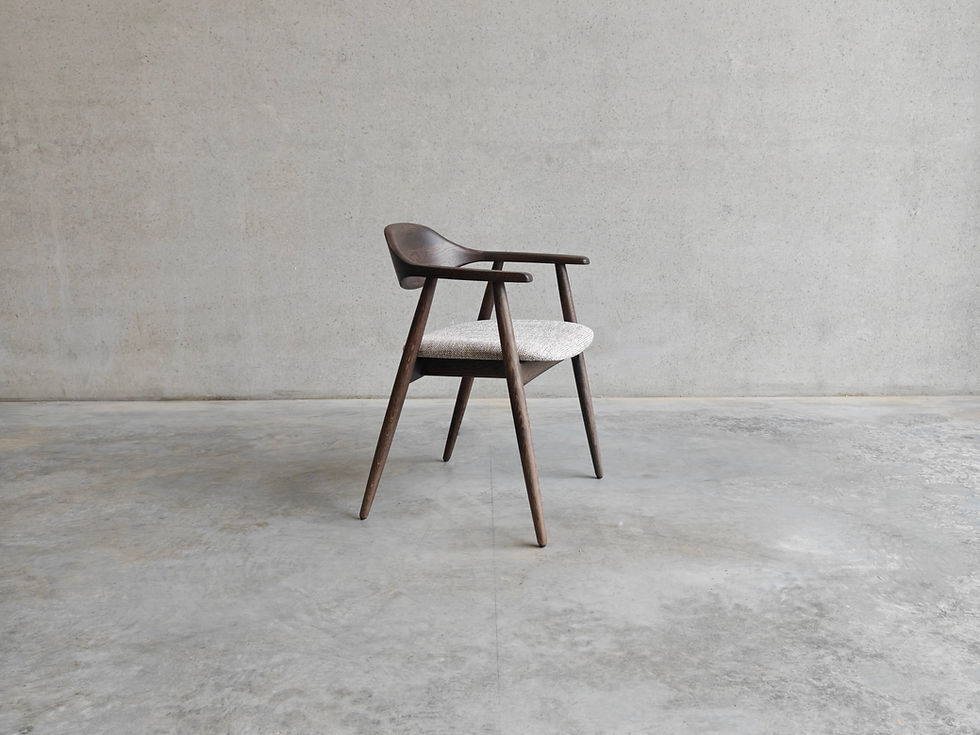 Thumbnail: zijaanzicht van wenge design stoel solero estetica met grijze zitting