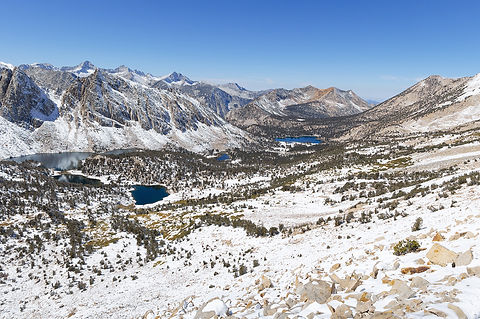 Bullfrog Lake sous la neige vue depuis un col de montagne, Sierra Nevada, Californie