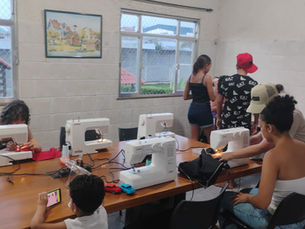 Costurando o futuro: um final de semana de talento e autonomia no abrigo