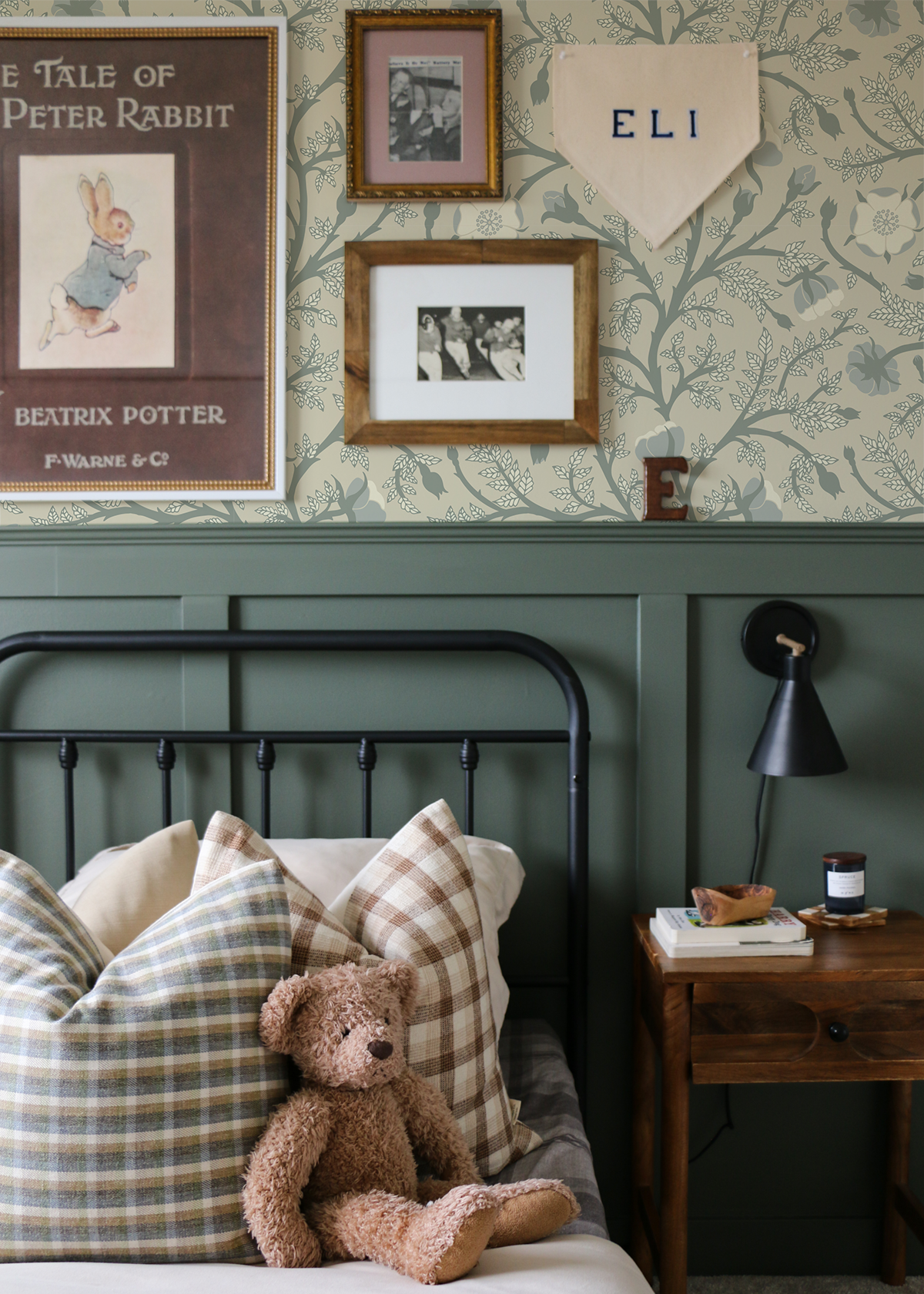 Heritage floral wallpaper with flowing botanical vines