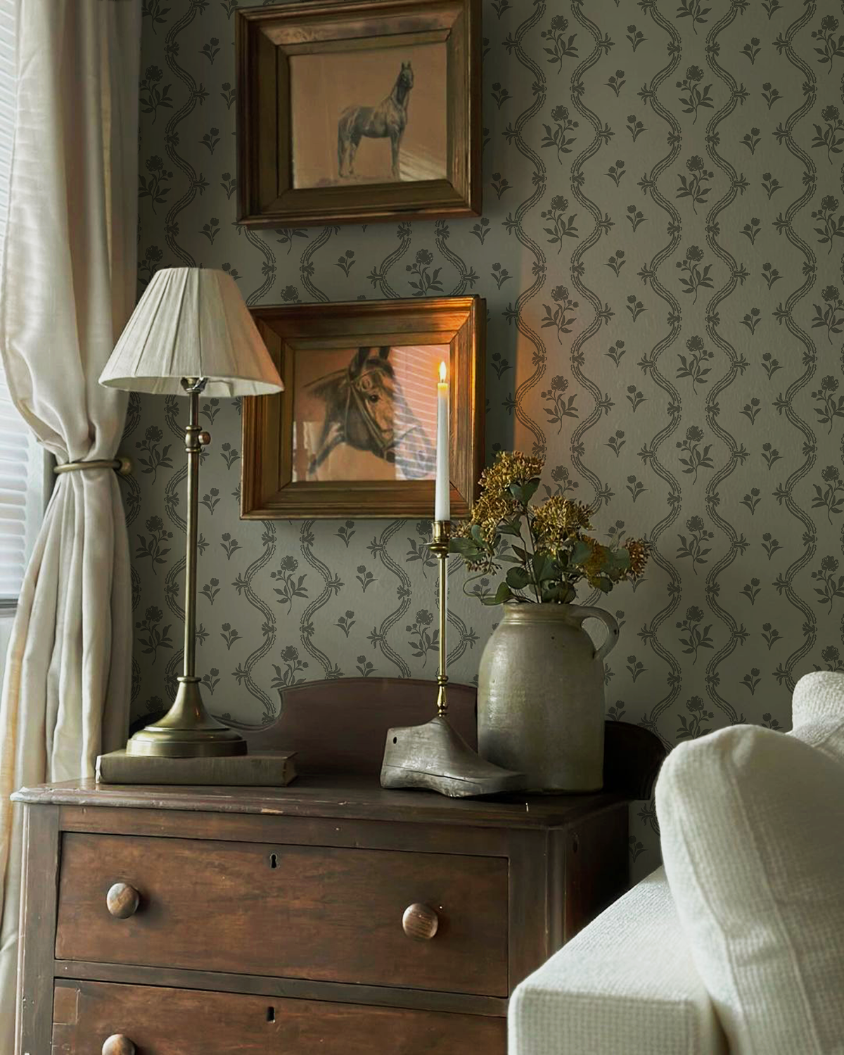 Artza & Co x Gabriela Dachin: Blanche wallpaper with elegant floral stripe patterns, vintage-inspired style.