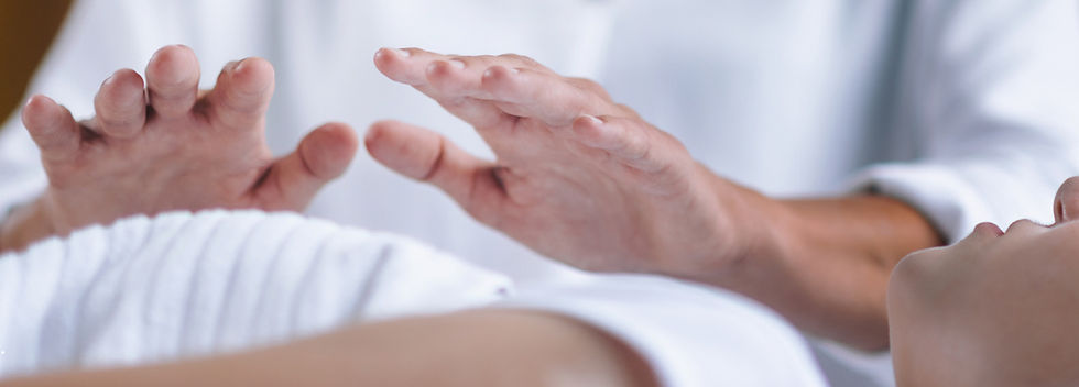 Ein Bild einer Reiki Anwendung im Liegen
