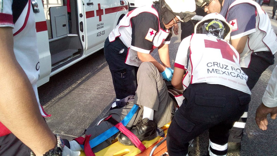 CICLISTA PIERDE EL CONTROL AL PASAR POR LAS BOLLAS Y CASI MUERE APLASTADO POR UN TRAILER EN LA COLON