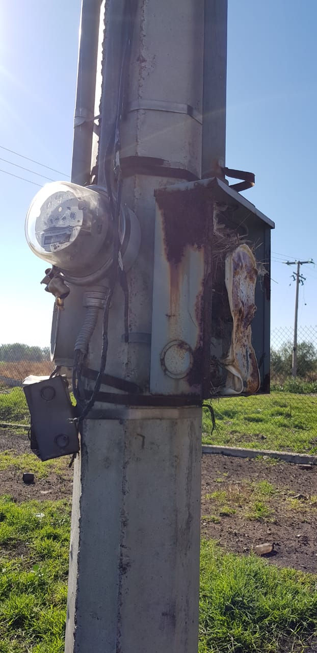 SUJETO RECIBE DESCARGA ELÉCTRICA AL INTENTAR ROBARSE EL CABLE DEL MEDIDOR.