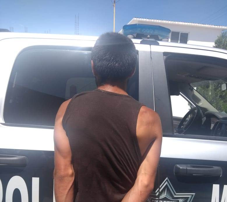 DETUVO LA POLICÍA MUNICIPAL A SUJETO SEÑALADO POR ROBO DE UN AUTOESTÉREO.