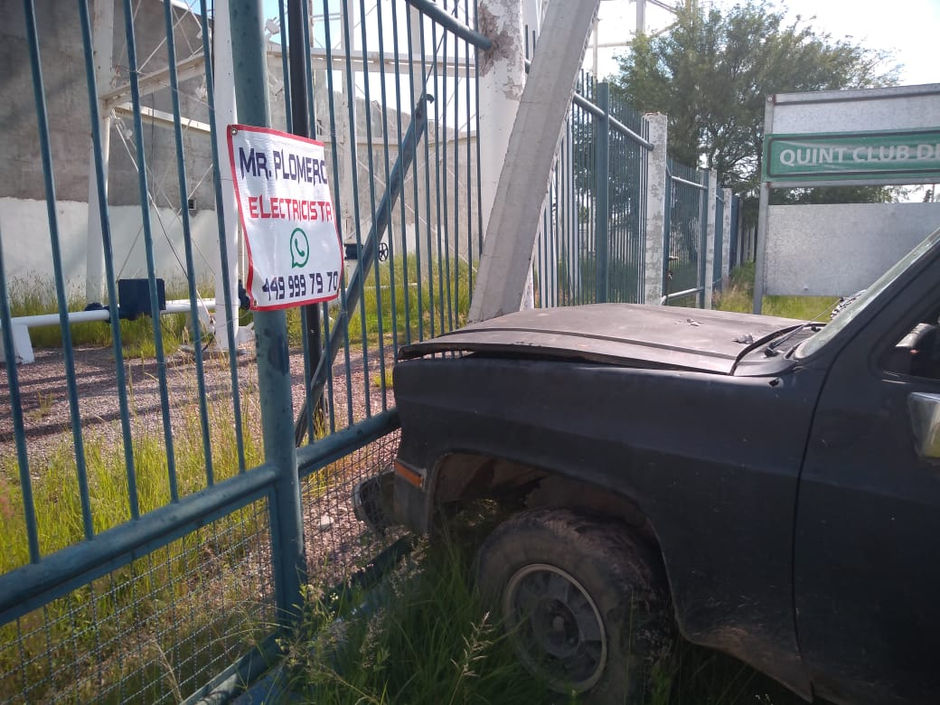 ADOLESCENTE DE 16 AÑOS, EN ESTADO DE EBRIEDAD SE ESTRELLA CONTRA POSTE DE CONCRETO.