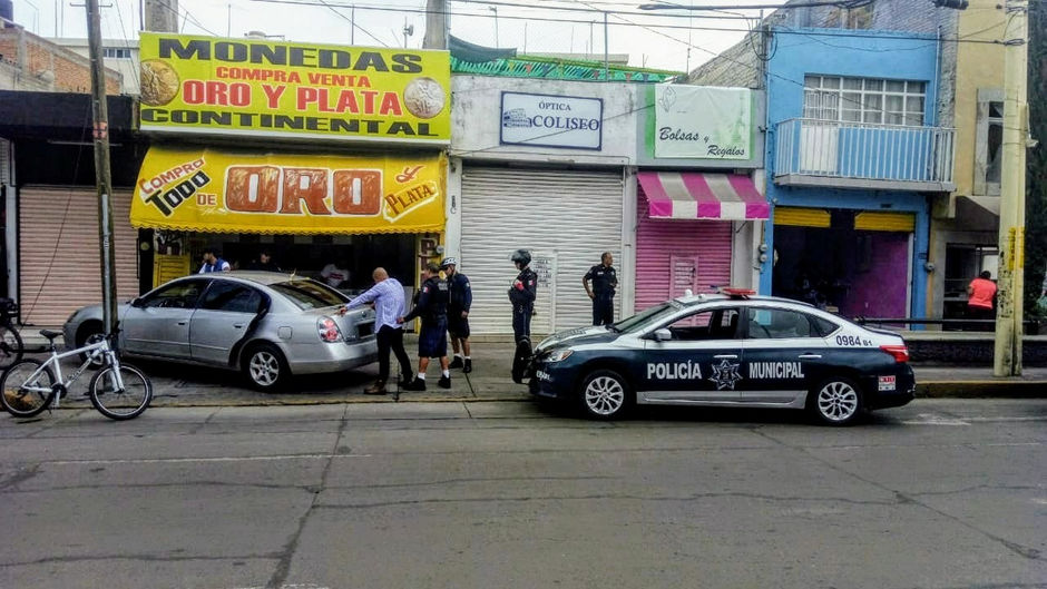TRAS UN IMPRESIONANTE OPERTIVO EN LA AVENIDA LOPEZ MATEOS POLICIAS MUNICIPALES DETUVIERON A DOS SUJE