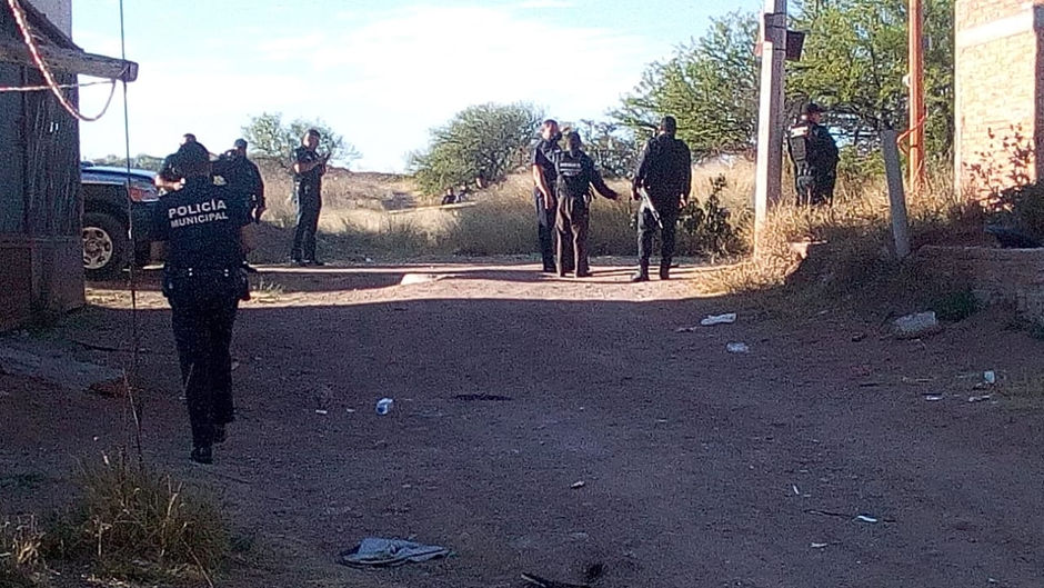 EJECUTAN A PAREJA Y LOS DEJAN TIRADOS JUNTO A UN BULTO DE ROPA.