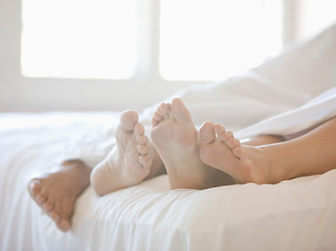 Paar Füße im Bett