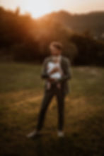 Bruidegom in groen pak met dochter tijdens sunset shoot in Italiƫ