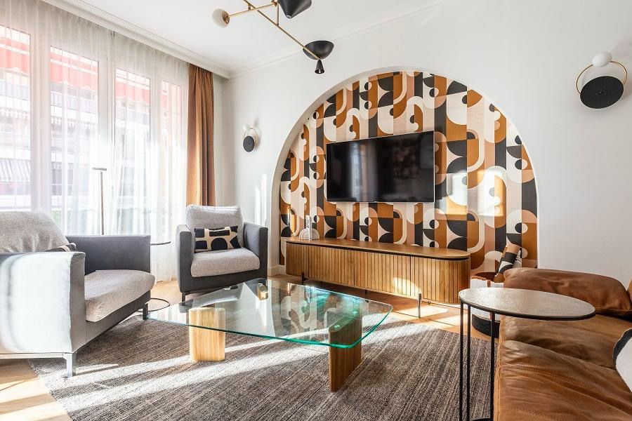 Renovated living room with plaster arch in Nice – Boulevard Gambetta