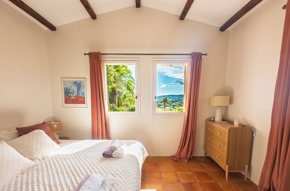 hambre avec poutres apparentes et vue sur la nature à Saint-Paul-de-Vence.