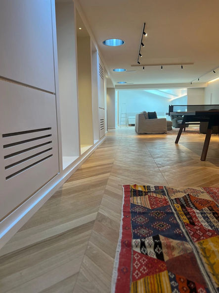 Entrée d’appartement rénové à Nice avec parquet en point de Hongrie et éclairage doux