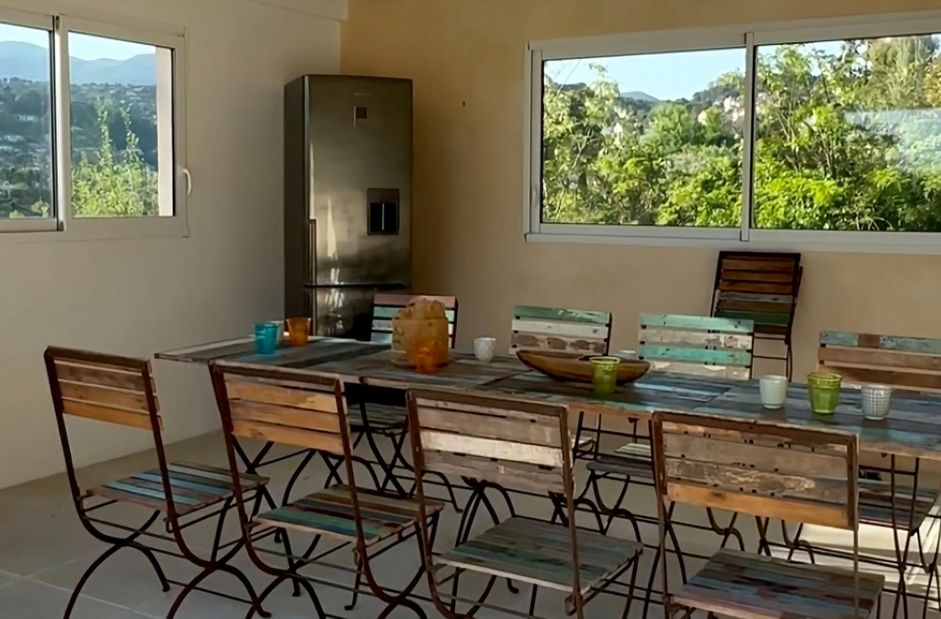 Salle à manger spacieuse et lumineuse de la villa en location à Saint-Paul-de-Vence.