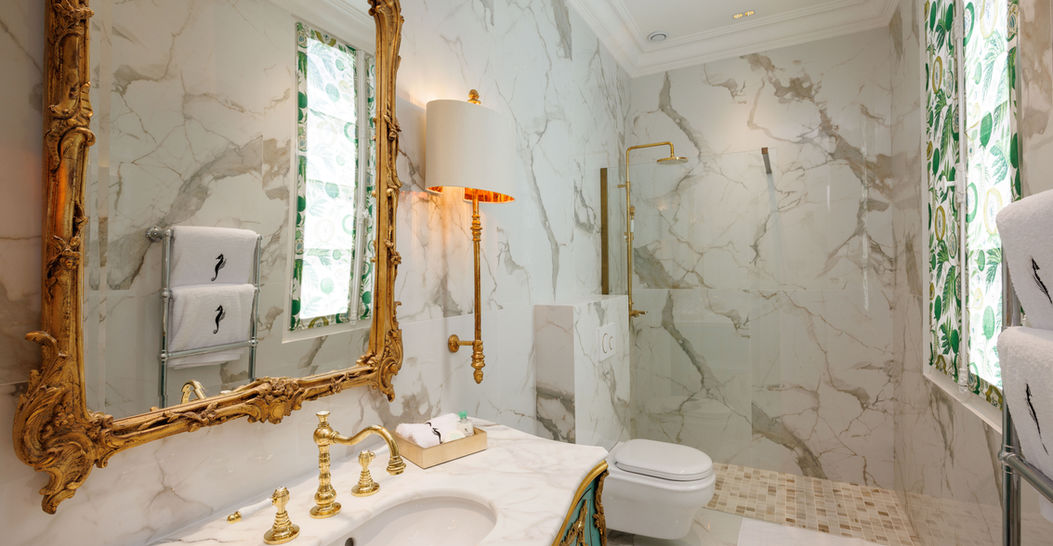 Salle de bain marbre doré, location villa haut de gamme Beaulieu-sur-Mer