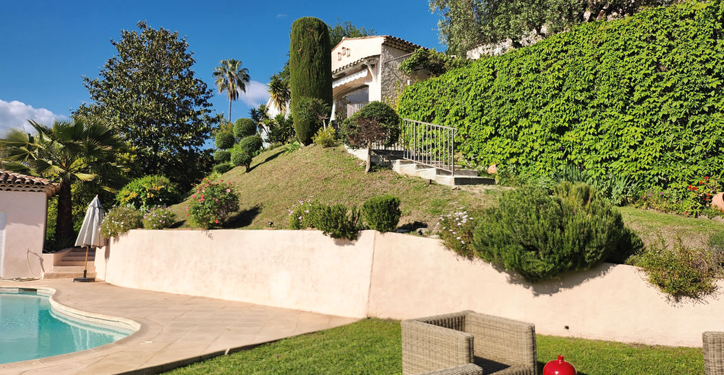 Façade en pierre et piscine de la villa provençale en location à Saint-Paul-de-Vence.