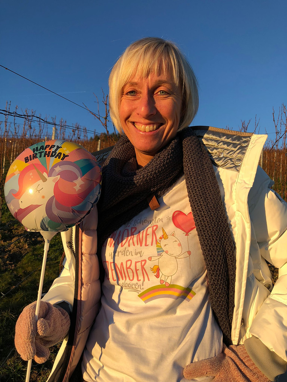 Blonde Meet5 Nutzerin bei Gruppentreffen mit Ballon