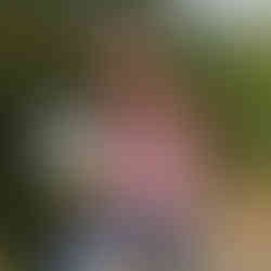 Blonde Meet5 Nutzerin bei Gruppentreffen mit Einhorn Ballon