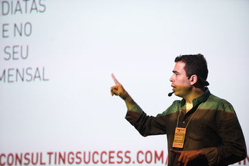 Luciano Araújo em palco de congresso - palestra sobre criatividade, propósito e reinvenção profissional