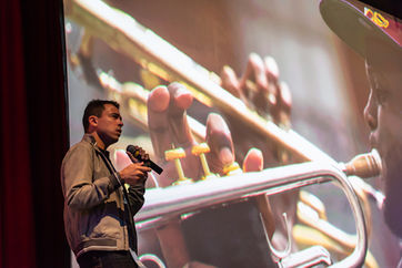 Luciano Araújo apresentando palestra sobre Adobe Creative Cloud para times de design e criação