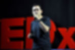 Luciano Araújo palestrante no palco do TEDx - publicitário, fotógrafo e professor de Comunicação em Uberlândia MG