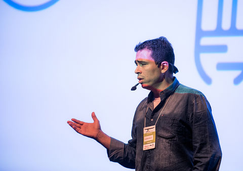 Luciano Araújo em congresso internacional palestrando sobre plano de negócios